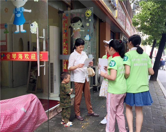 发放文明倡议书 副本.jpg 发放文明倡议书 副本.jpg