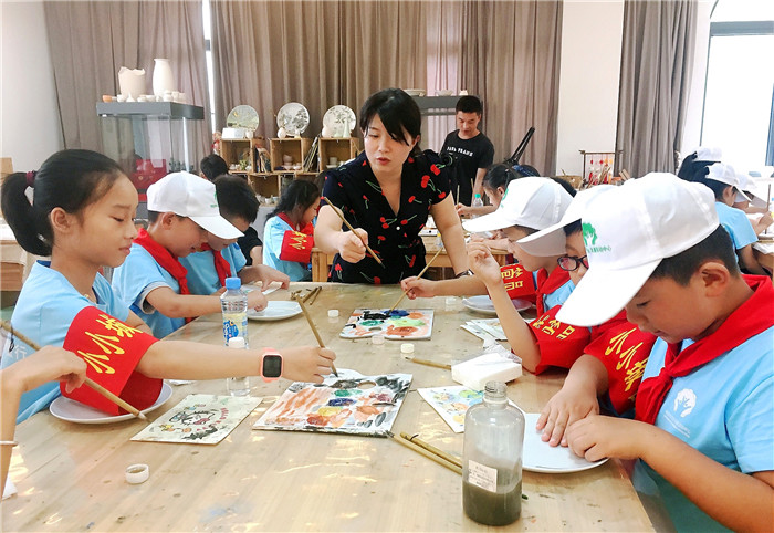 绘制瓷板画 副本.jpg 绘制瓷板画 副本.jpg