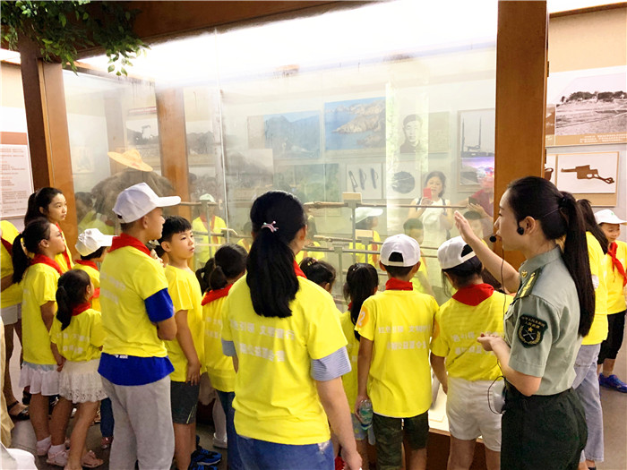 参观新四军 副本.jpg 参观新四军 副本.jpg