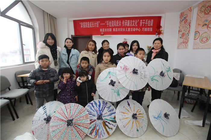 8 手绘江南油纸伞 在清雅写意绘画中传承廉洁家风02.jpg