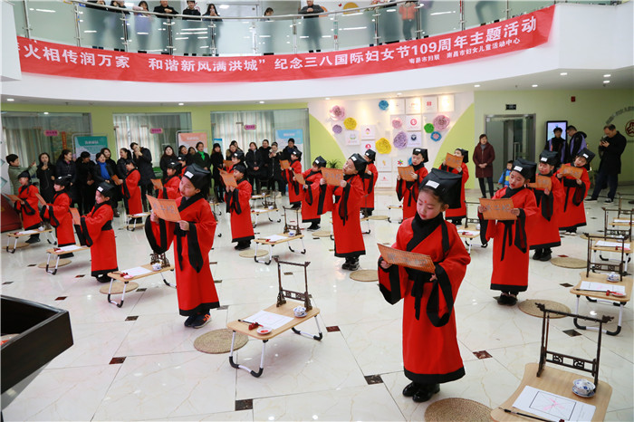 27 石头街小学学生表演开笔礼 尊师重教 孝顺长辈.jpg